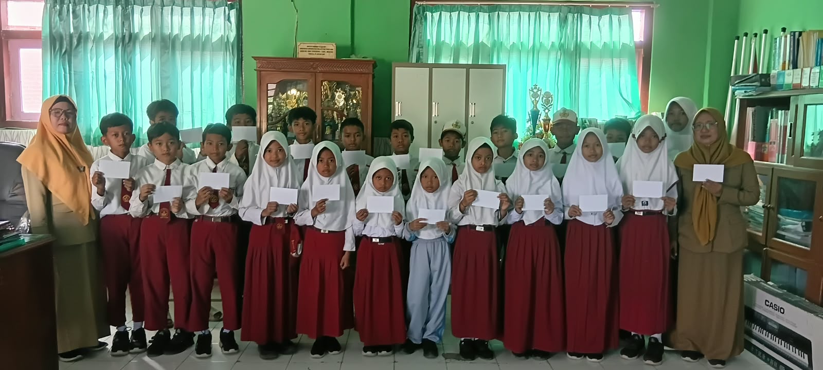 Penyerahan Bantuan Santunan dari PT Cheil Jedang Indonesia Pasuruan untuk Siswa SDN Toyaning 1 Rejoso